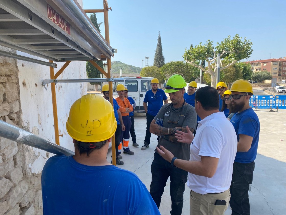 Alumnos del Programa Experiencial trabajan en la plaza de toros de Alcañiz