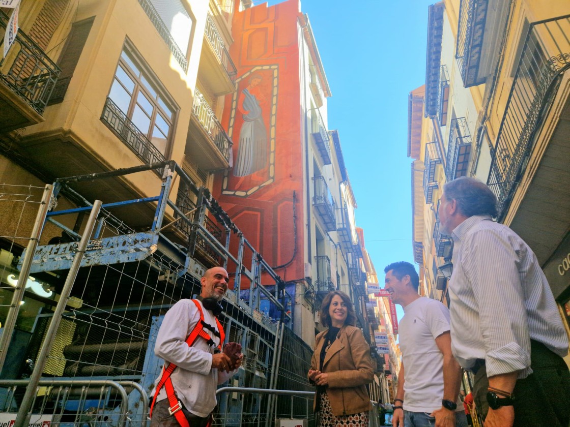 El artista Hugo Casanova decora una fachada en la calle del Tozal con un mural inspirado en el artesonado de la Catedral