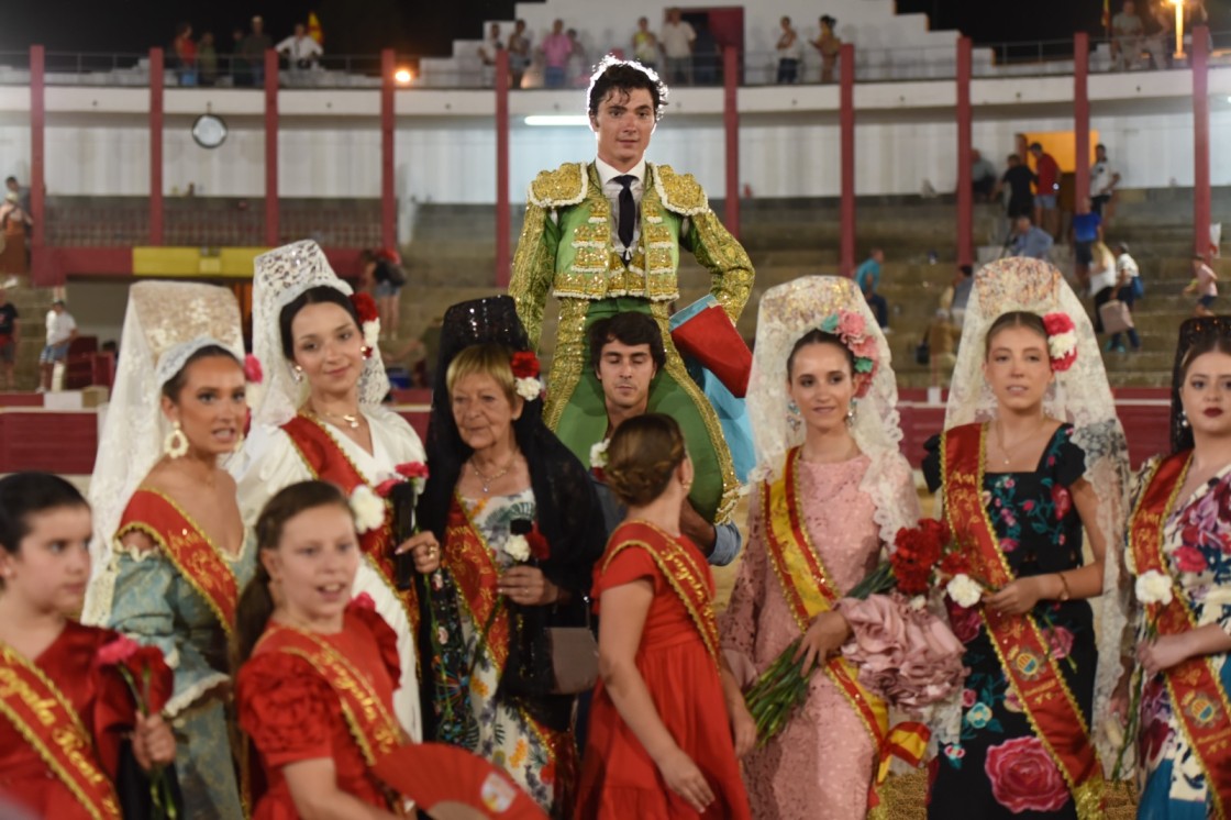 Regreso triunfal de los toros a Alcañiz, con Jorge Isiegas a hombros