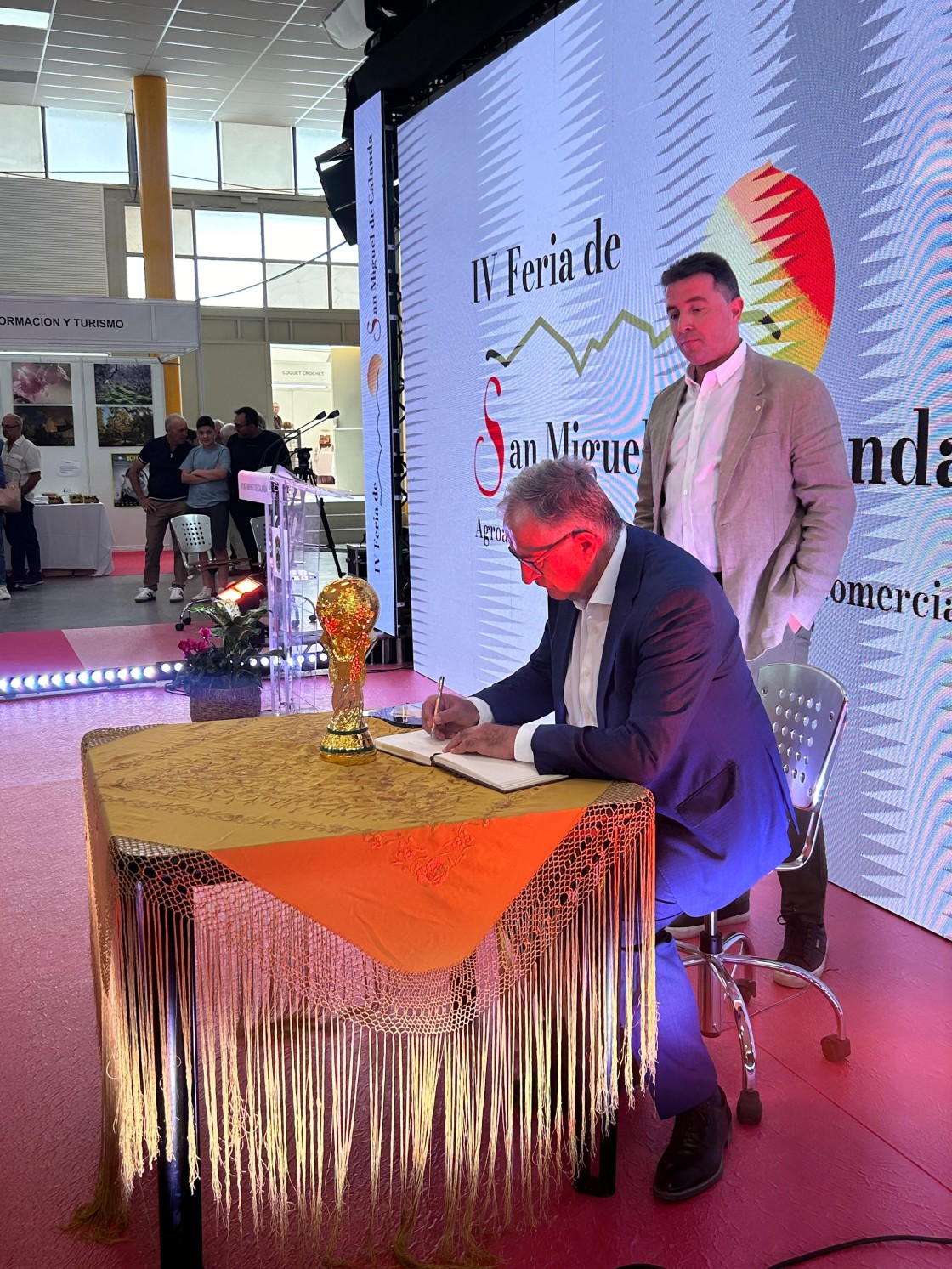 El orgullo y la herencia del producto local de Calanda se convierten en bandera de su embajador 2025