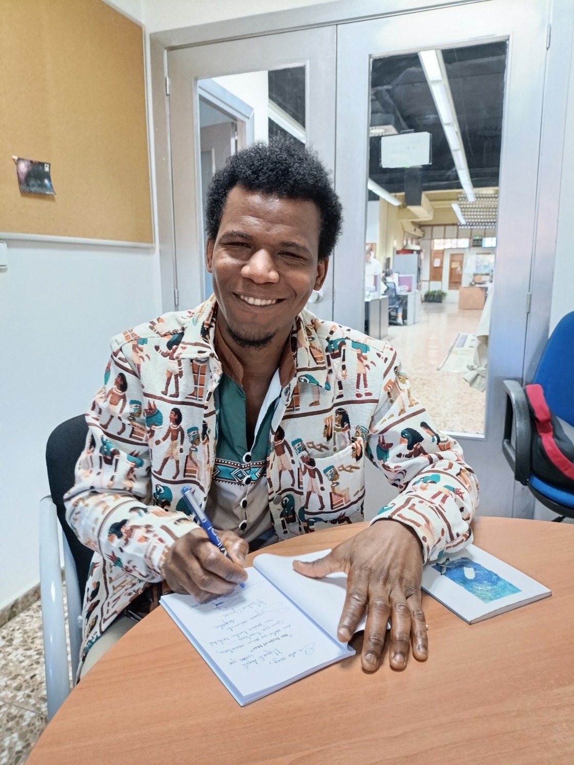 Ismael Diallo, ‘Cami’, poeta guineano afincado en Teruel: “Puedes hablar o callar, pero si eliges hablar hay que decirlo todo, y no solo tu propia mitad”