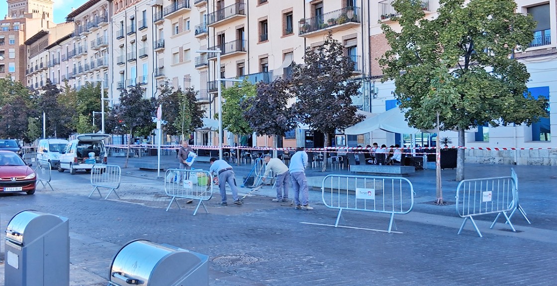 Las brigadas municipales de Teruel realizan tareas de mantenimiento en el pavimento del Óvalo