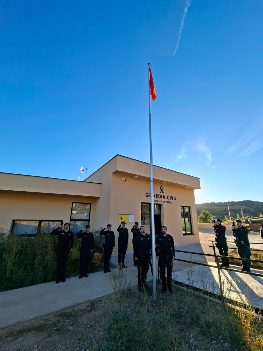 Primer izado de bandera en el nuevo cuartel de la Guardia Civil de Utrillas