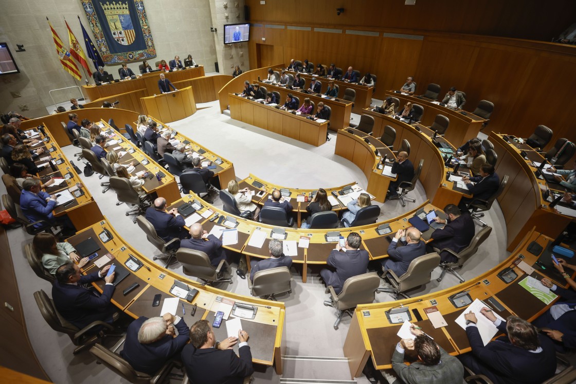 La oposición ve solo “humo” en el discurso de Azcón,que el PP considera “sólido”