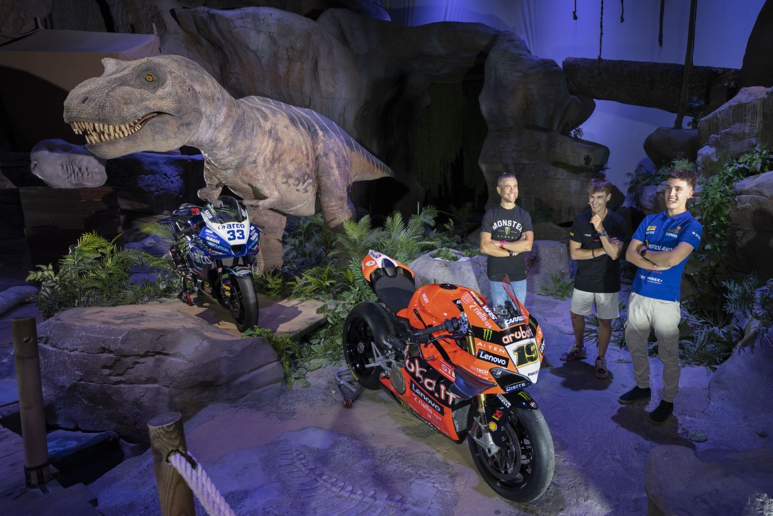 El rugido de los dinosaurios da paso al rugido de las motos en Alcañiz