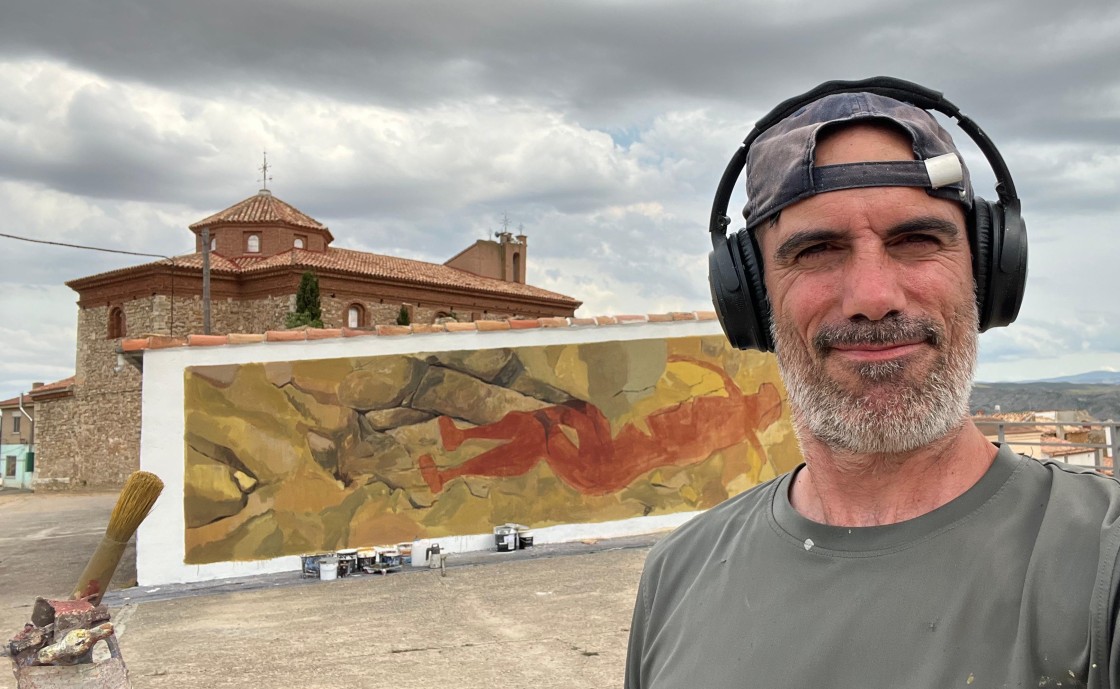 Hugo Casanova saca las pinturas rupestres de Alacón de sus abrigos en la roca