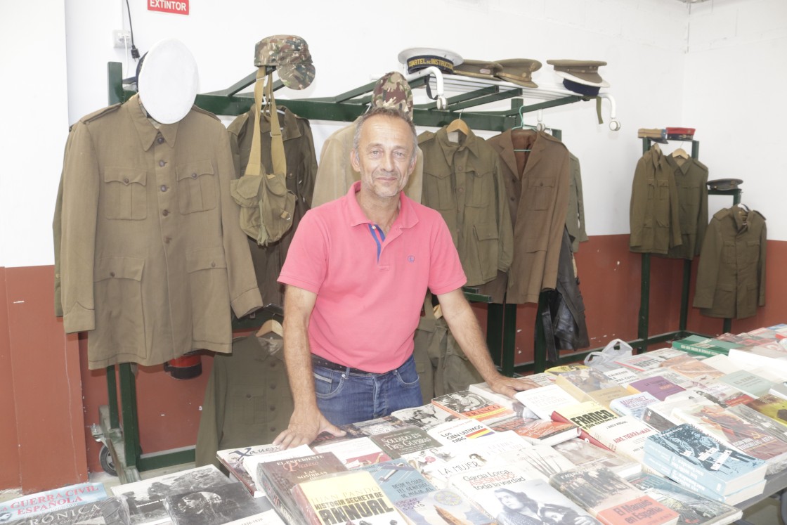 Eduardo Martín, coleccionista y vendedor de objetos vinculados a la Guerra Civil: “Al público más joven le interesan las condecoraciones y a los mayores de 30, los libros”