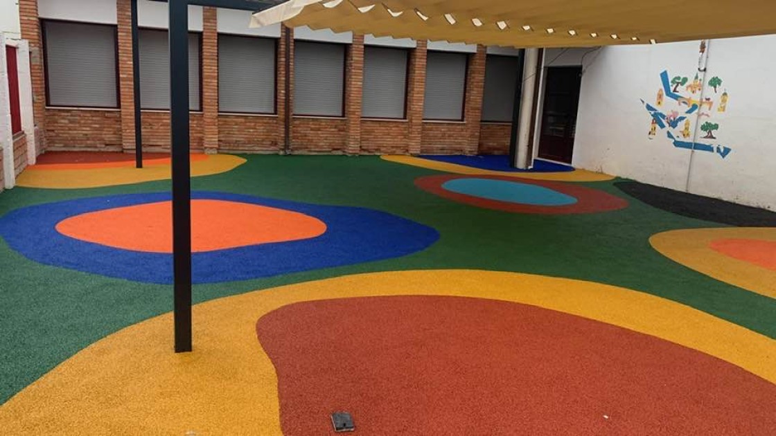 El patio del colegio de Torrecilla de Alcañiz estrena aspecto tras una reforma integral