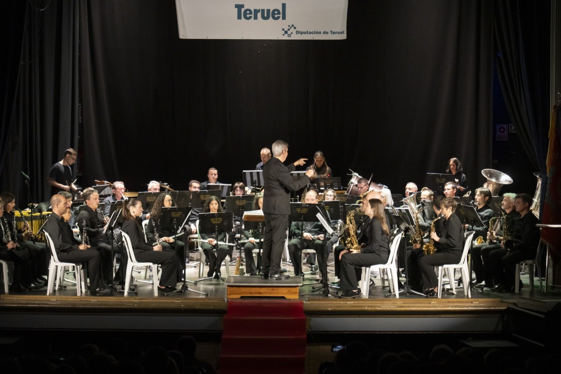 Cella y Teruel se hermanan con la música de sus bandas en el Teatro Marín