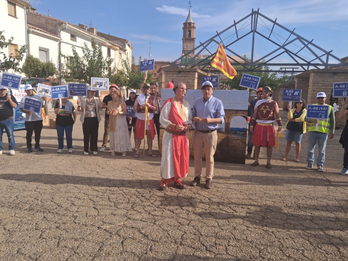 Teruel Existe escenifica la construcción de un puente romano en Azaila para reclamar la A-68