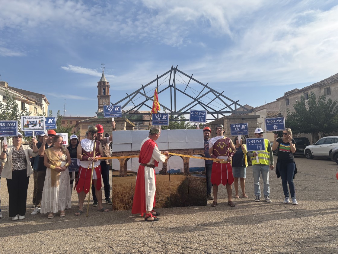 Teruel Existe lleva a Azaila su protesta por la A-68 y el puente sobre el Aguasvivas