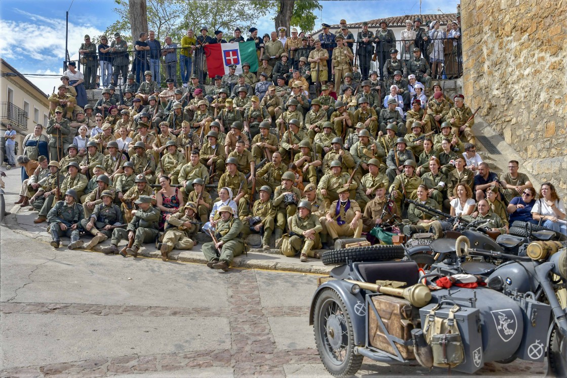 Albentosa tiembla con los tiroteos y bombas de 270 recreadores de la II Guerra Mundial