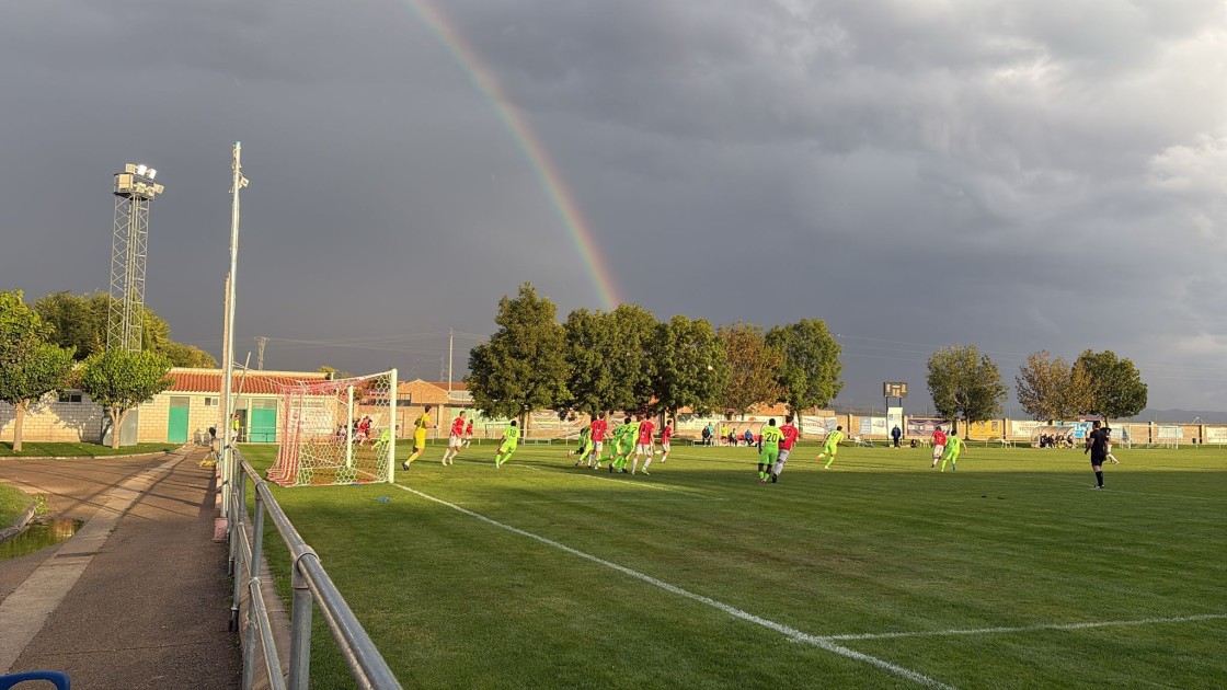 El arcoíris sale en Jumaya para ver al Calamocha llevarse el primer derbi y ser líder de Tercera