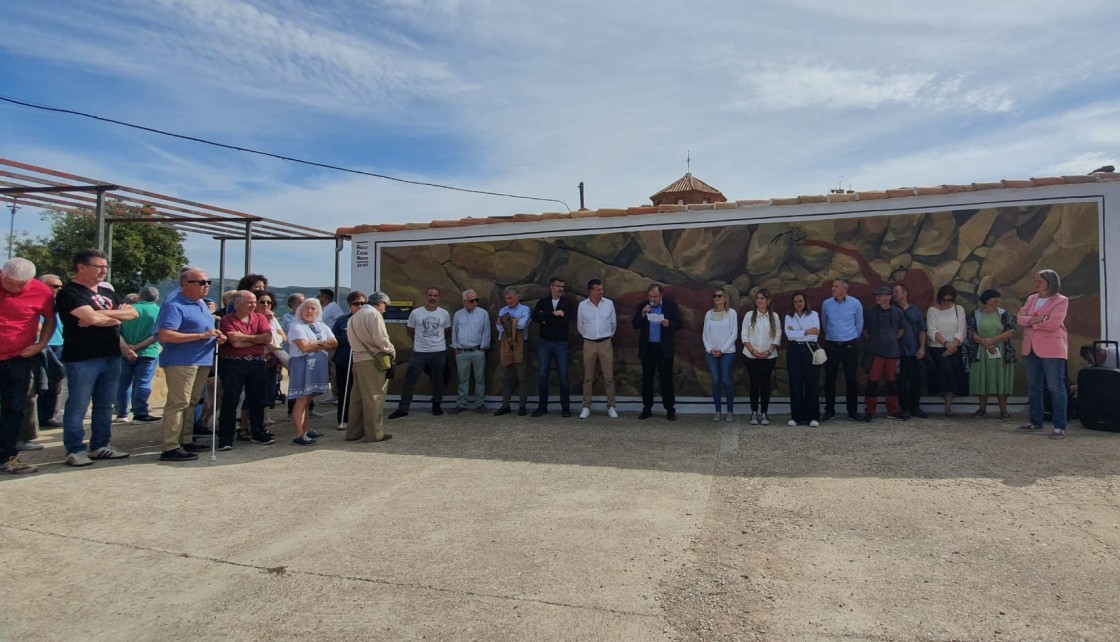 Nace el arte rupestre inclusivo en Alacón con murales visuales, táctiles y auditivos