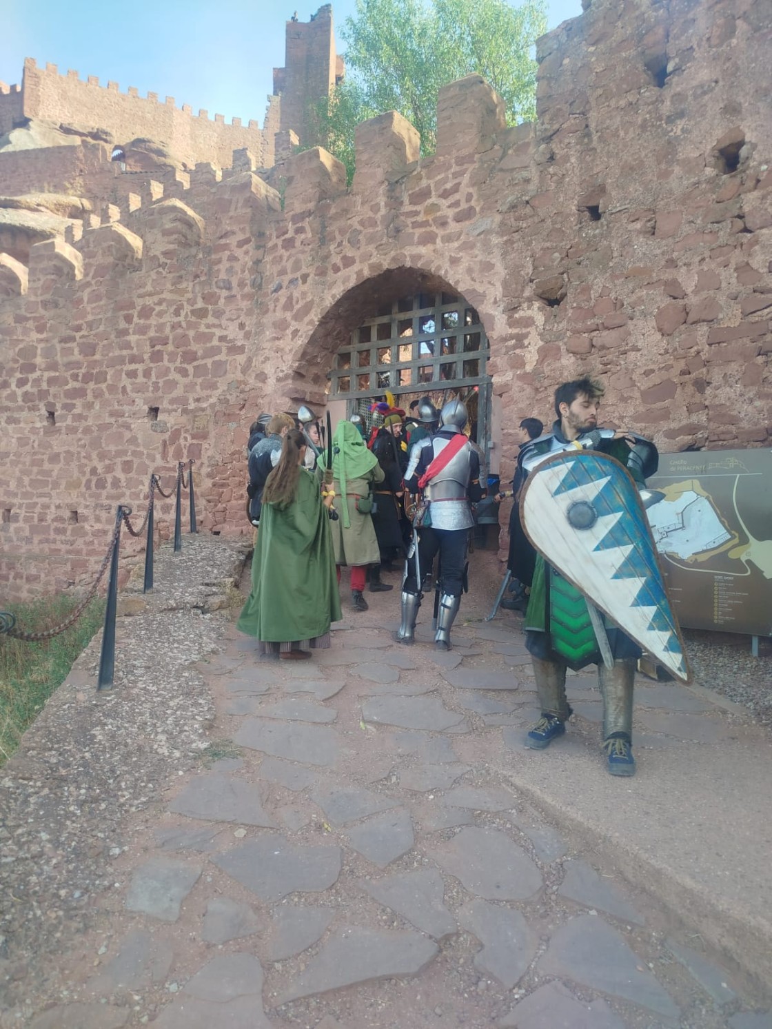 Las murallas del castillo rojo viven un nuevo asalto en el marco de la quinta edición de Peracense Invicto