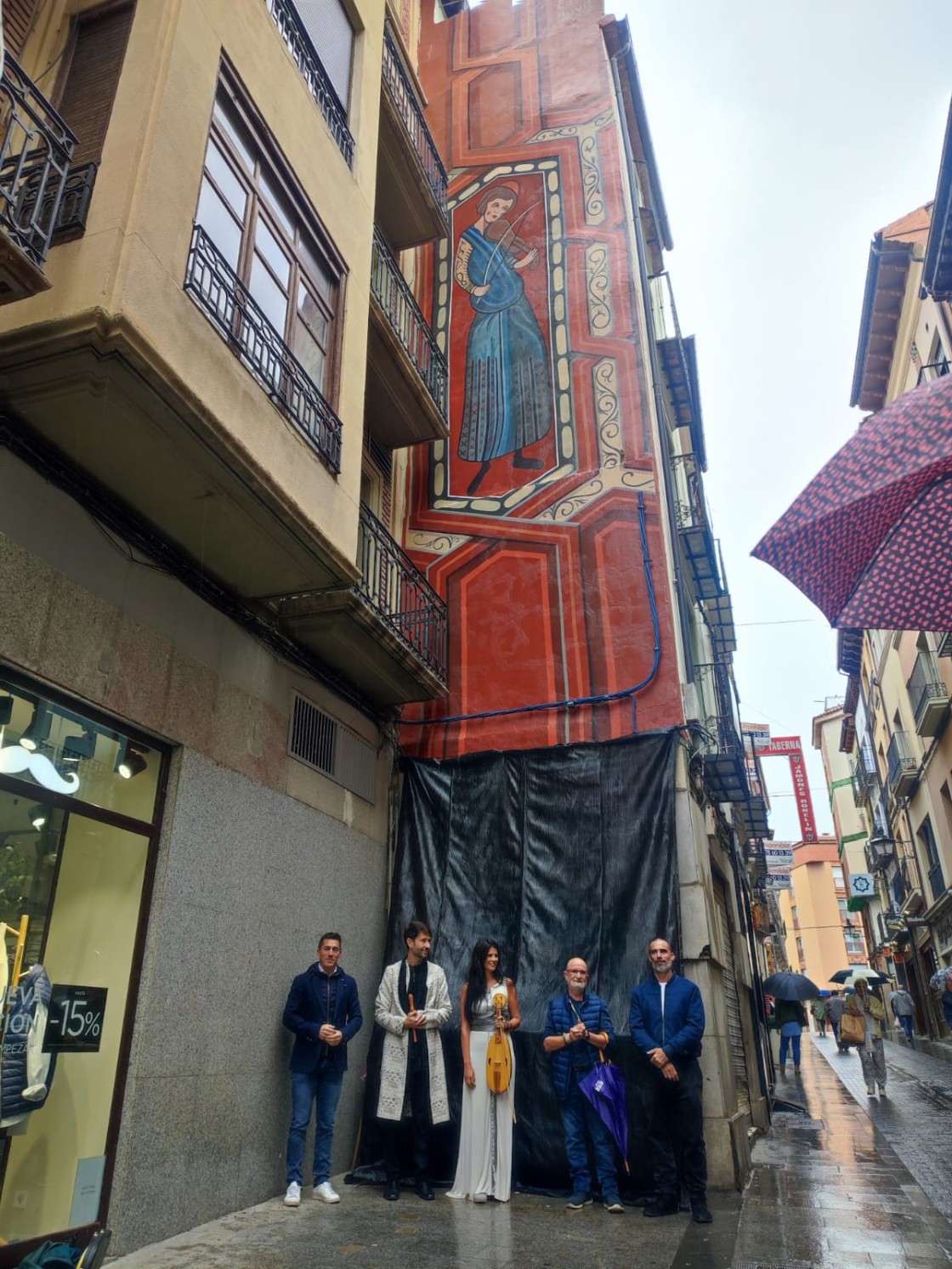 Los presupuestos participativos financian el mural pintado en el Tozal