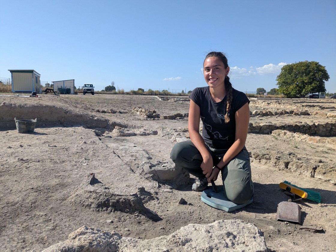 Marta Rubio Fuertes, arqueóloga en el yacimiento de La Caridad de Caminreal: “La primera vez que vi, con ocho años, el mosaico de Likine  decidí que sería arqueóloga”