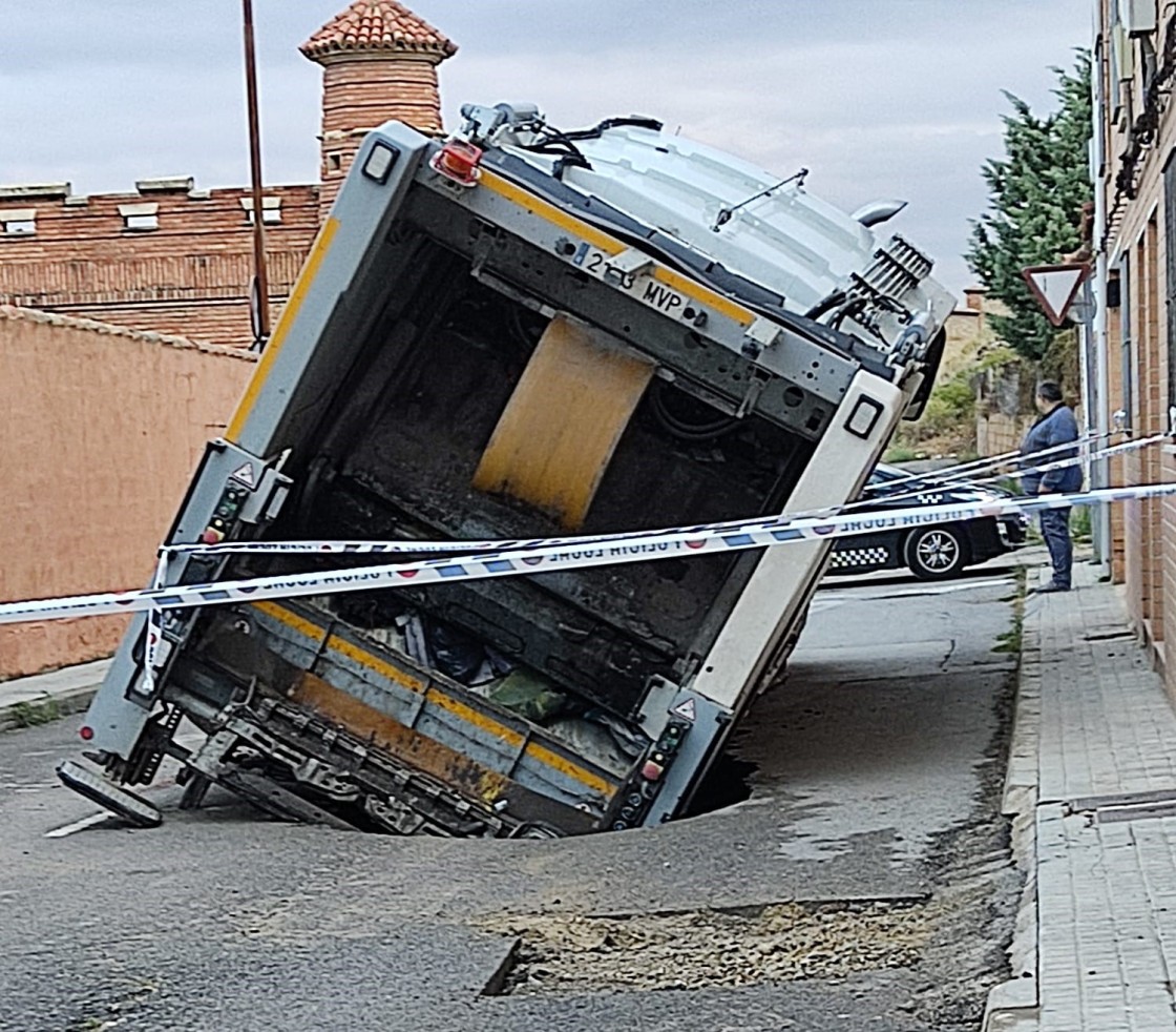 Un camión de basuras se hunde en la calle Barrio del Carmen al ceder la calzada