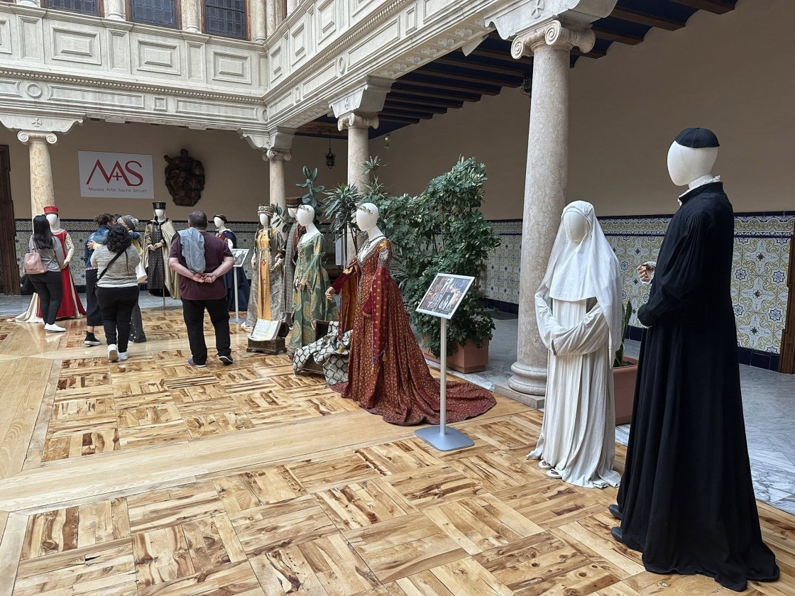 Arranca en Teruel el XIII Congreso Internacional de Fiestas y Recreaciones Históricas con una exposición sobre indumentaria ceremonial