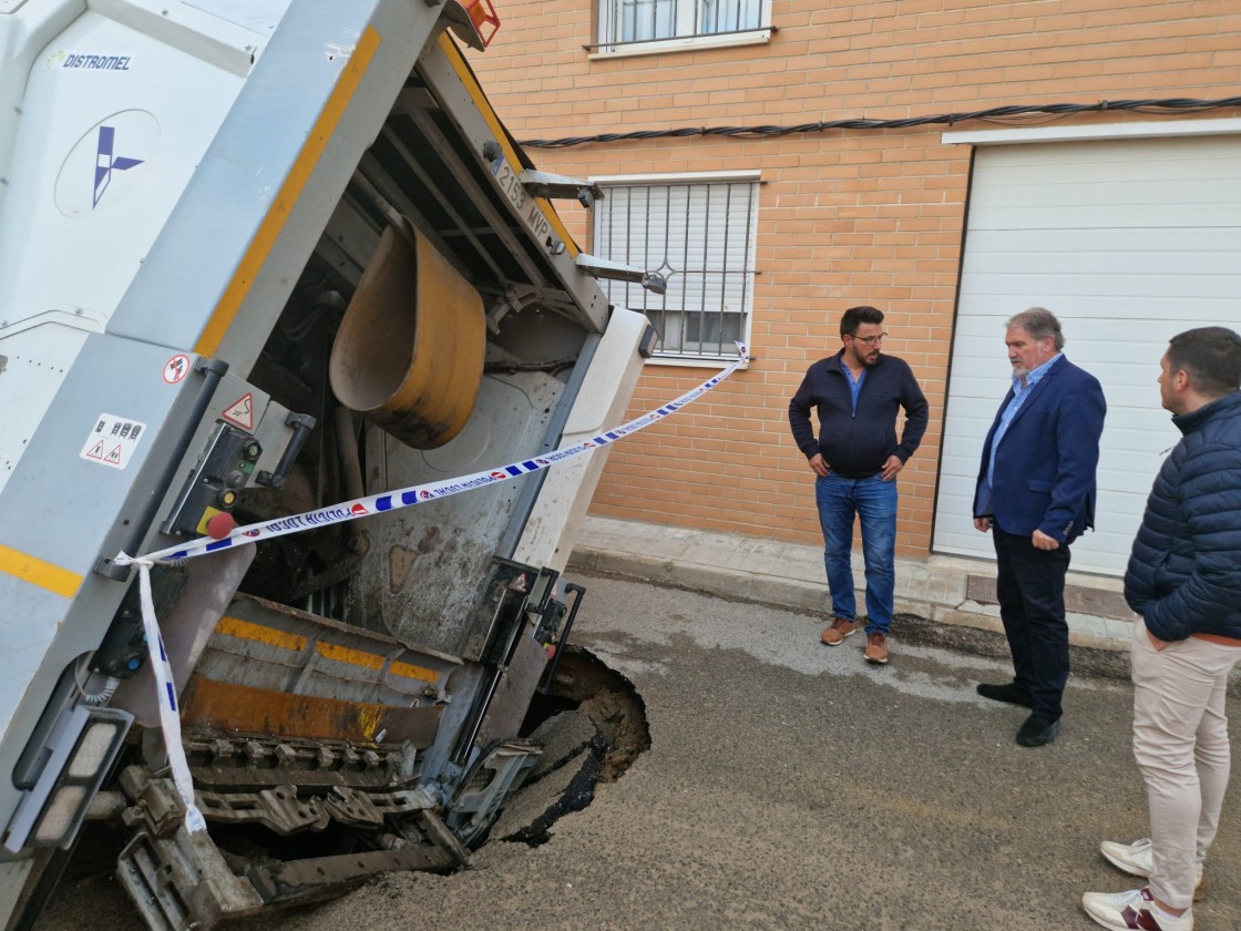 Un camión de la basura se hunde en la calle Barrio del Carmen al ceder la calzada