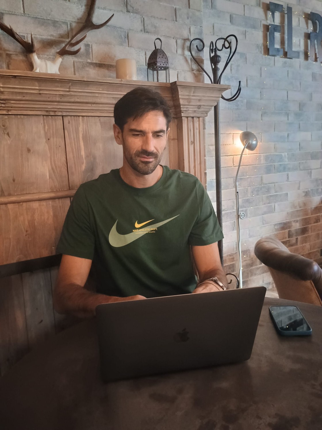Maxi Torcello, técnico del CV Teruel y autor de ‘Una historia que vive’: “Hay ciclos, a la afición le gusta sentir emoción en la cancha. Pero siempre nos transmiten lealtad”