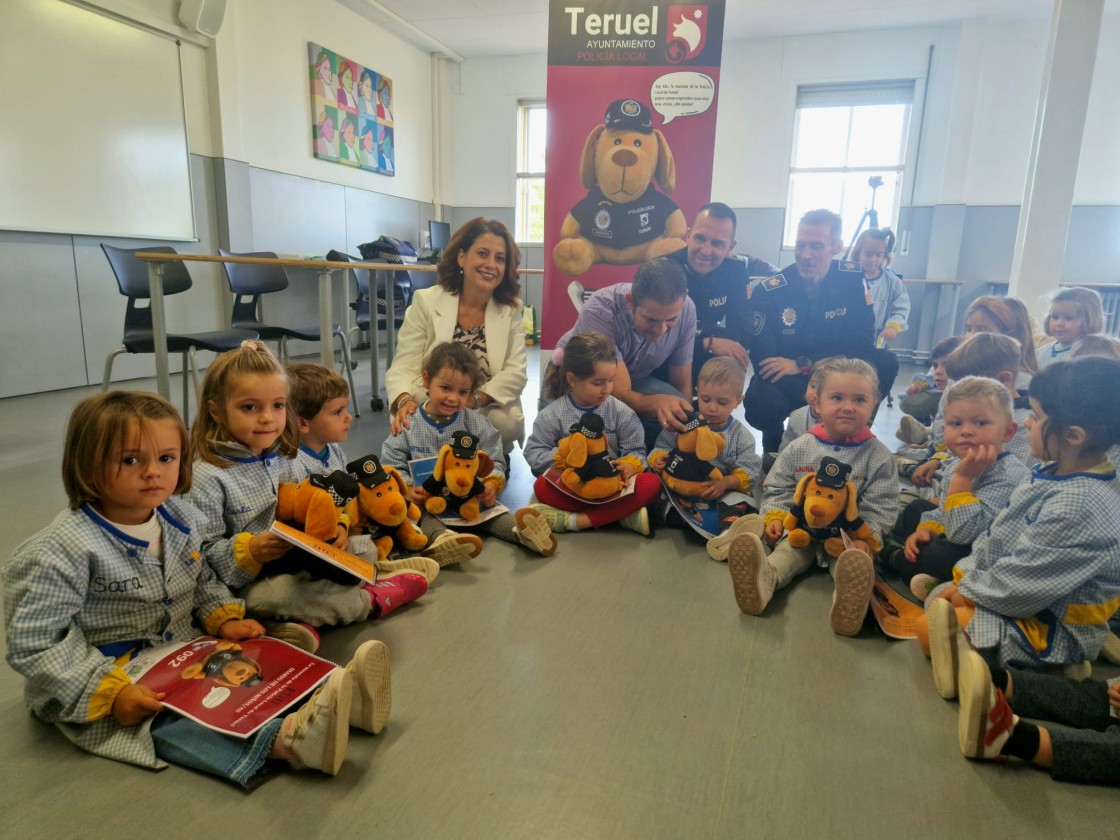 La Policía Local de Teruel inicia una campaña de educación vial en el colegio La Salle con la mascota Edu