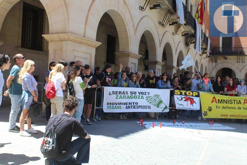 Un centenar de antitaurinos se manifiesta en la capital por un 