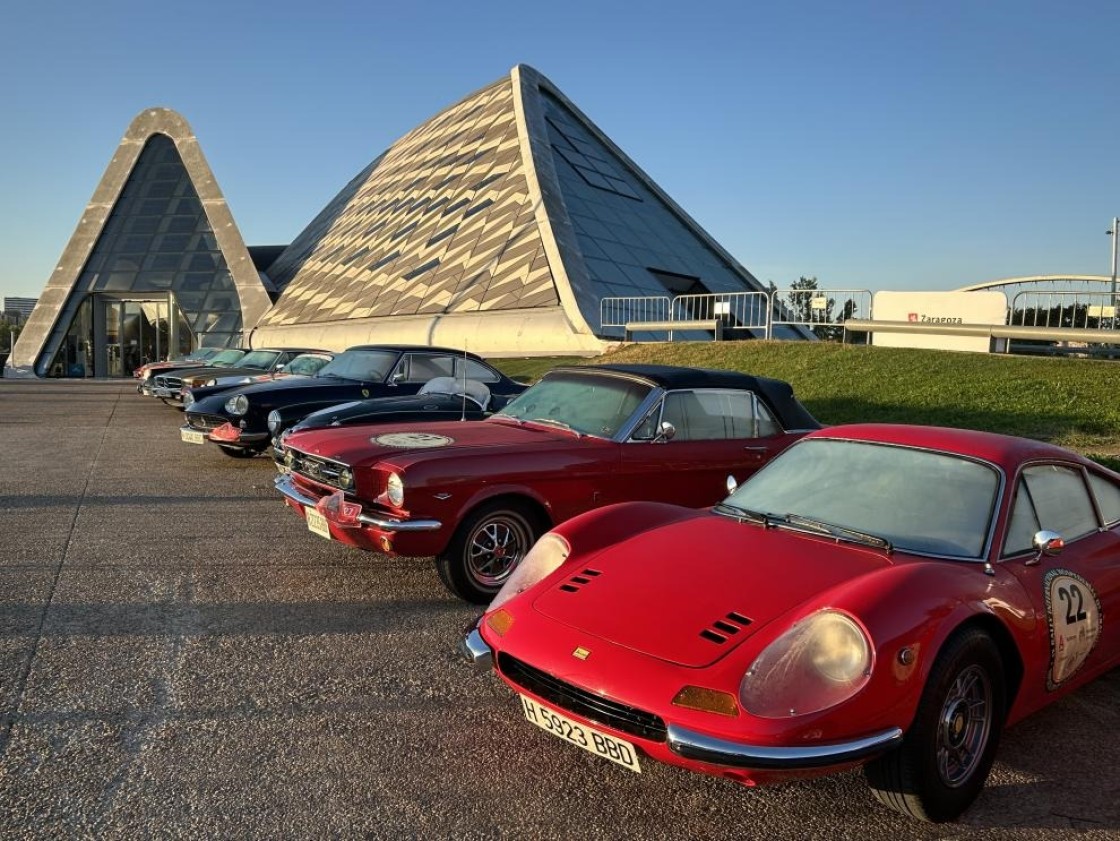 La caravana del Rally Hospederías sale ya en dirección a Motorland