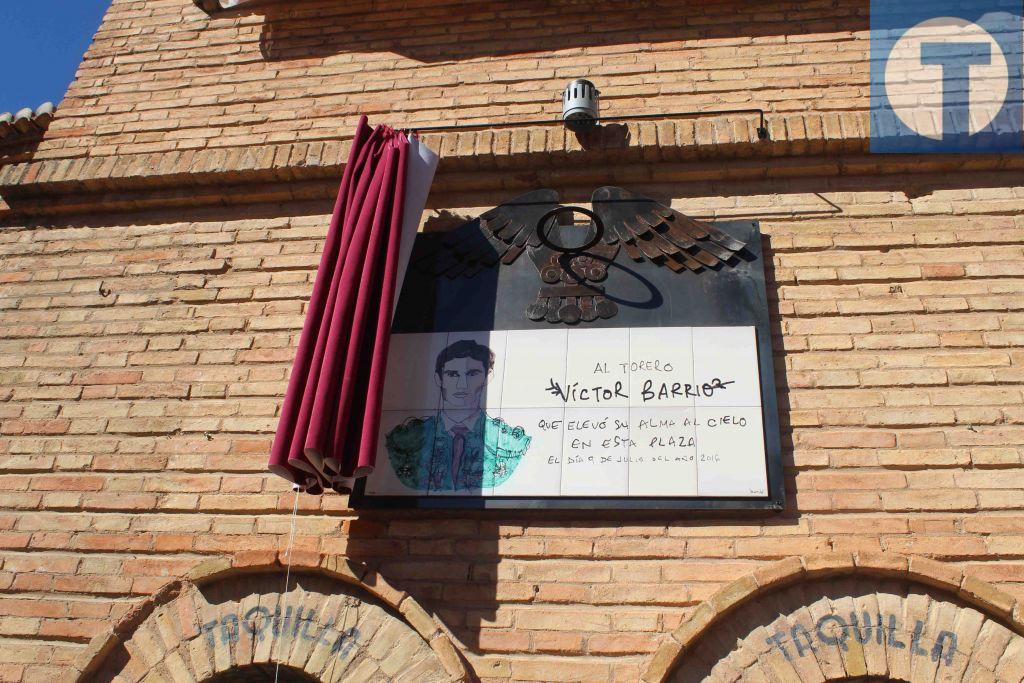 Una placa recuerda para siempre a Barrio en la plaza de toros de Teruel