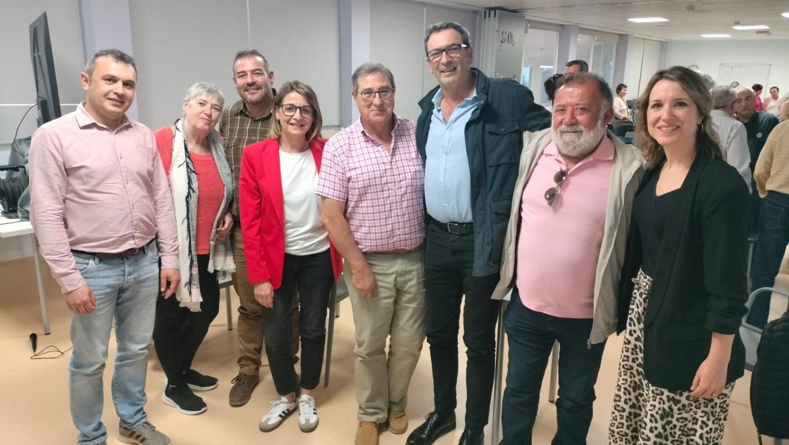 El PSOE analiza el modelo de soluciones habitacionales para personas mayores ante la falta de plazas residenciales