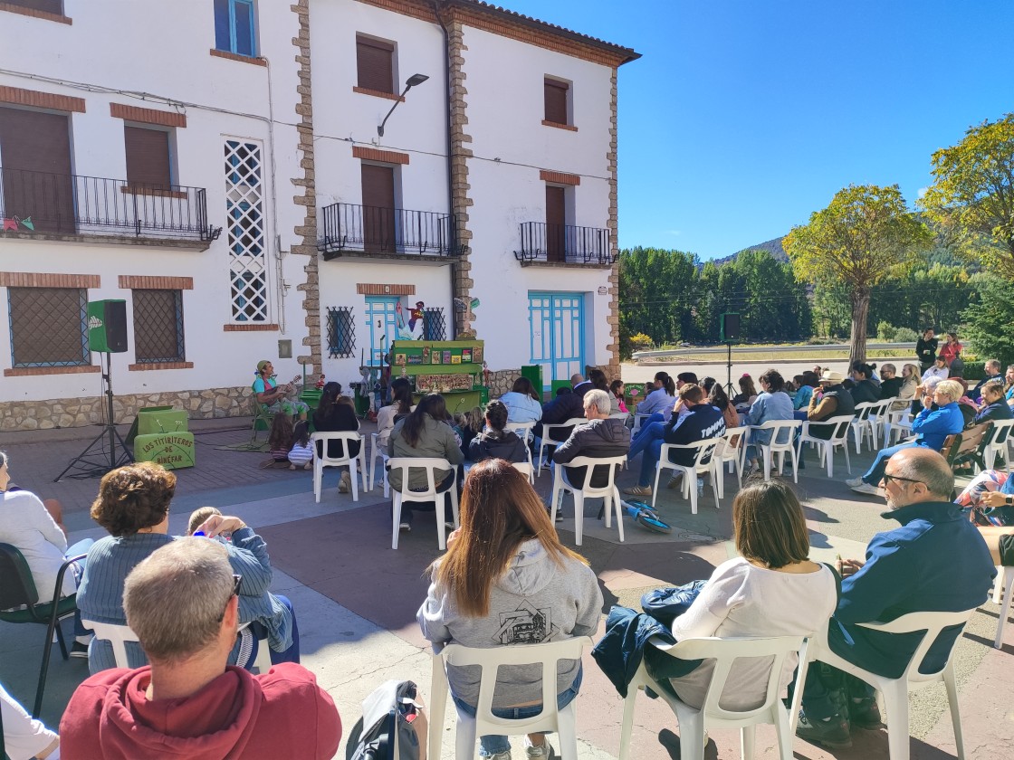 Torres de Albarracín mantiene viva la llama de la cultura con un fin de semana repleto de magia y títeres