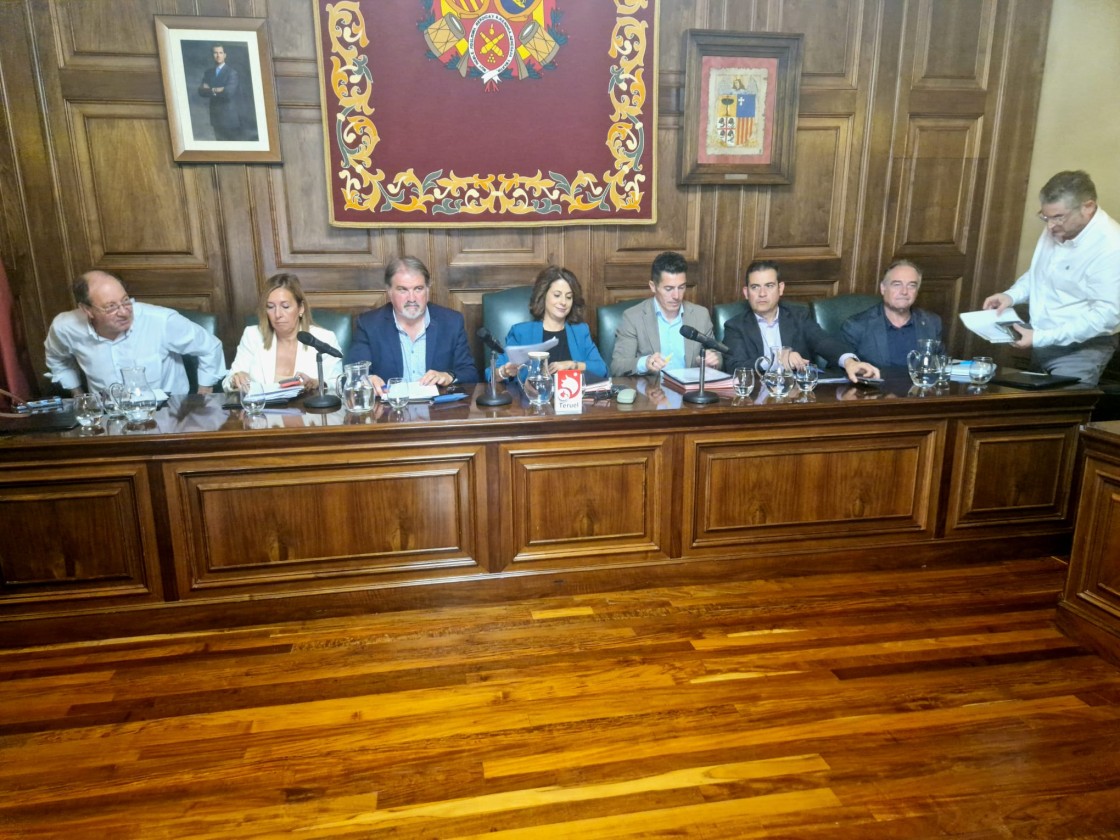 La alcaldesa de Teruel anuncia en el pleno municipal la reforma del pavimento y redes del paseo del Óvalo