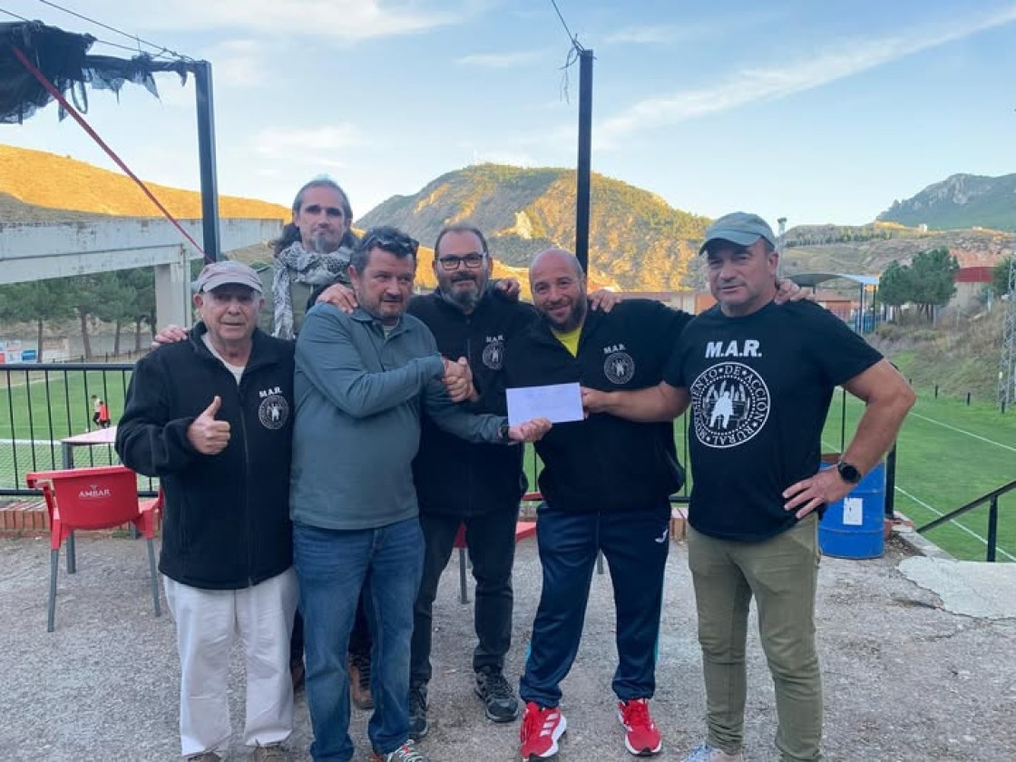 El CP Montalbán entrega 260 euros al MAR de la venta de sus camisetas