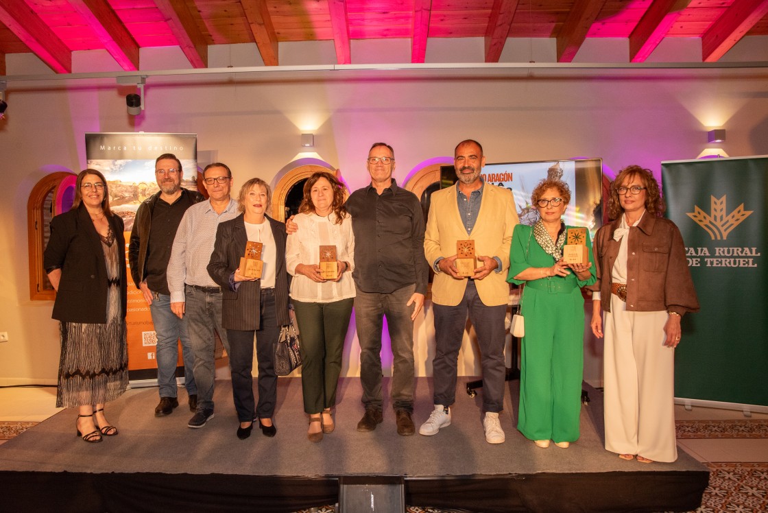 La Asociación Turismo Bajo Aragón premia  a Bielas y Pistones, Los Álamos y Makarpy