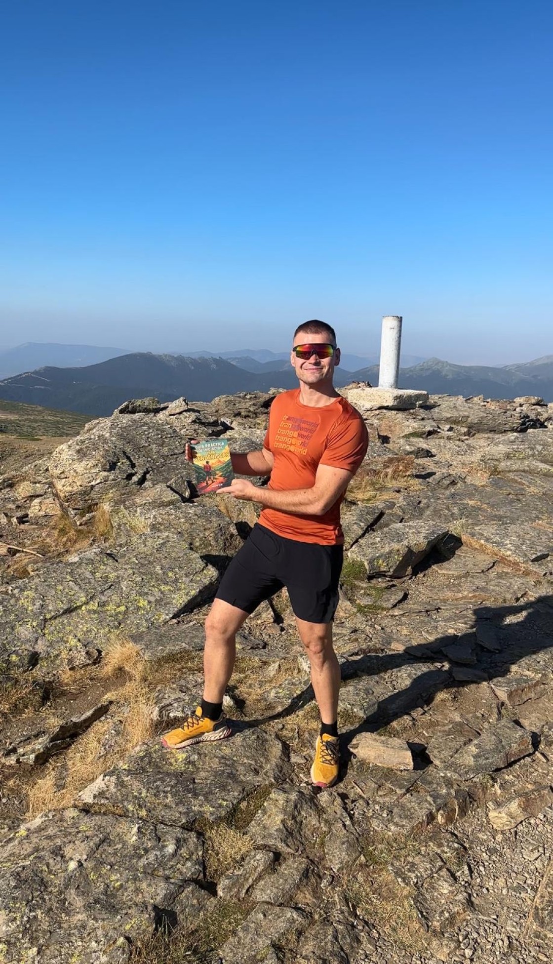 El monrealense Maciej Zach edita una guía para iniciarse en el senderismo