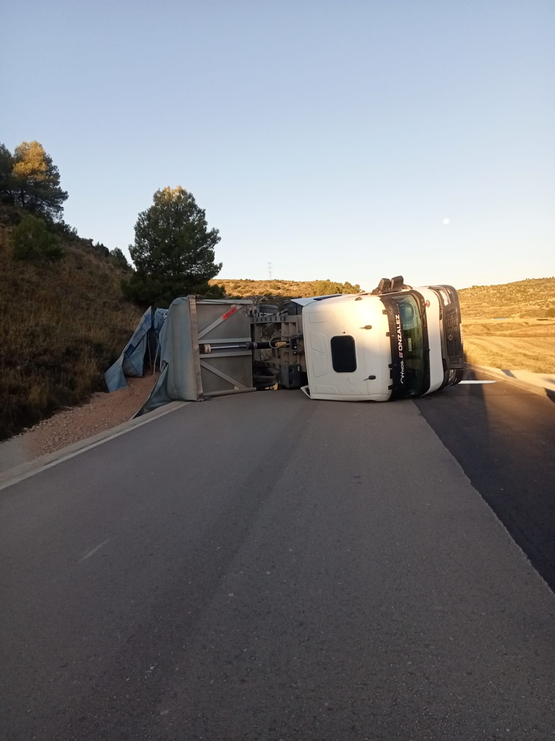 El vuelco de un camión de arcillas corta la pista TE-38 entre Seno y el desvío a Cuevas de Cañart