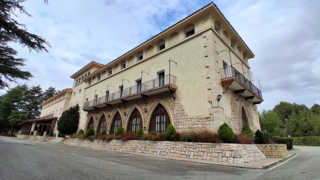 Azcón pide que dimita Alegría al confirmarse los encuentros de Ábalos en el Parador