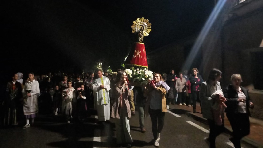 Más de cien devotos desfilan junto a la Virgen del Pilar en la travesía de Libros en su traslado a la iglesia