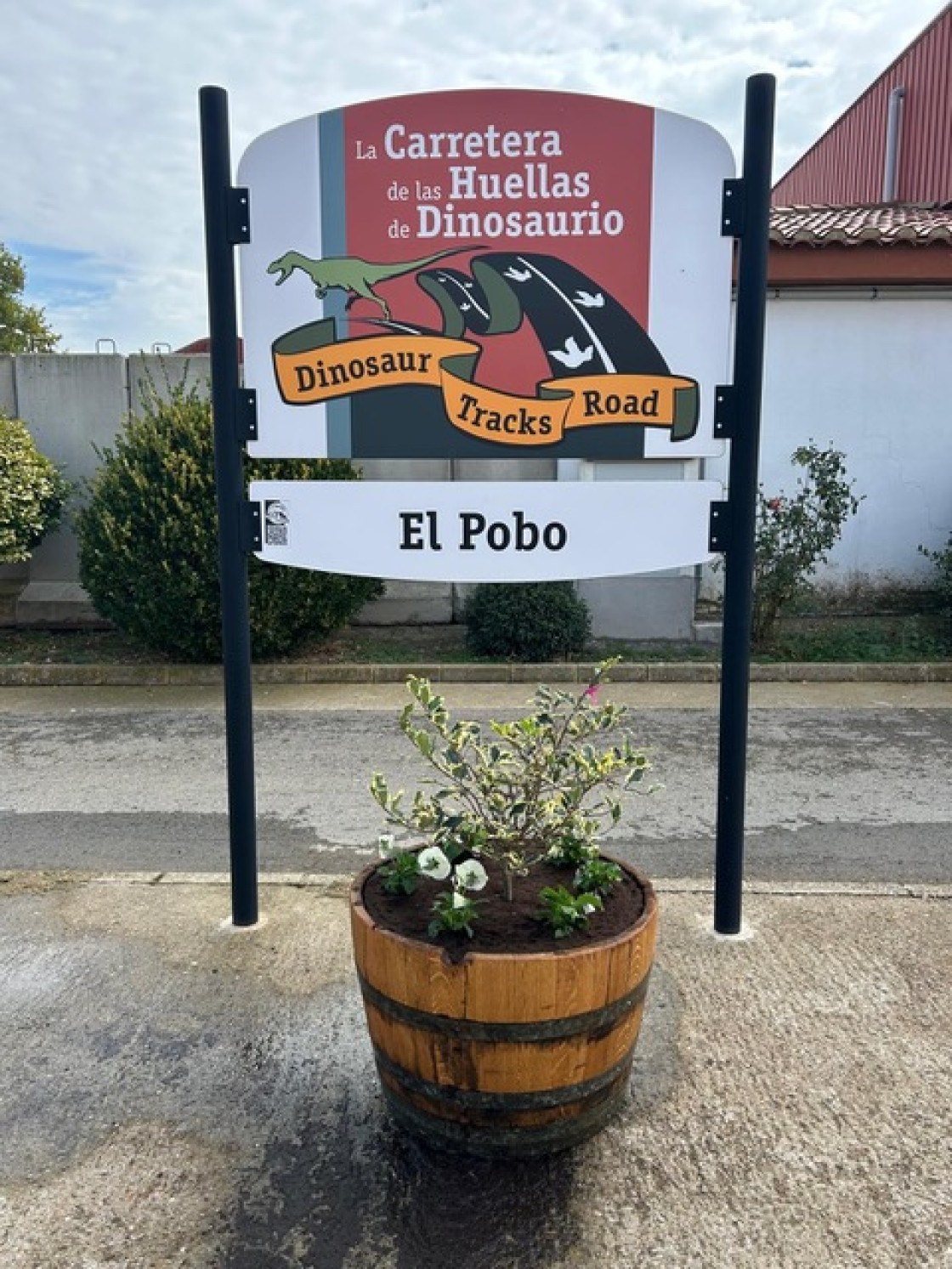 El Pobo se engalana para las fiestas del Pilar con la instalación de nuevos maceteros decorativos