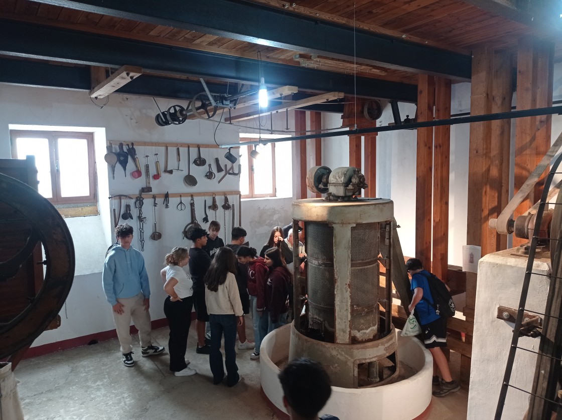El primer centro educativo visita la antigua Harinera de Híjar en un viaje al pasado