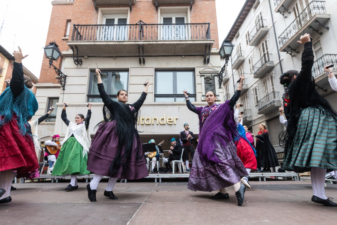 El tiempo respetó la tradición y Teruel volvió a volcarse con la fiesta de los trajes y la música regional