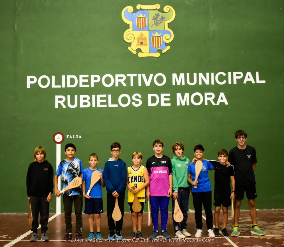 Rubielos de Mora celebra El Pilar con pala y pelota en el frontón