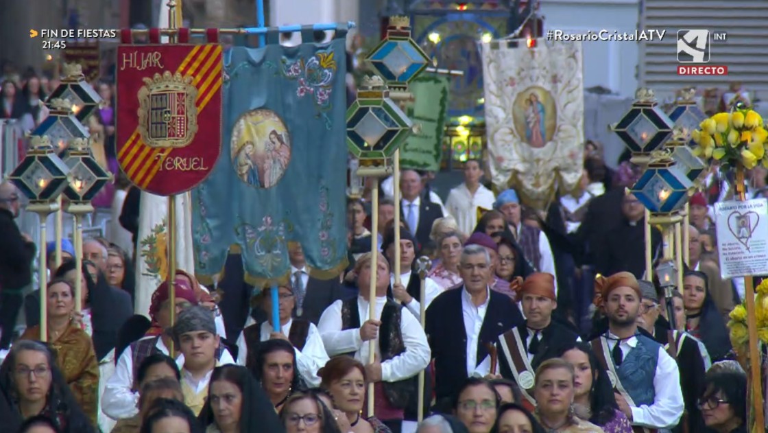 Los faroles de Híjar participan con honores en el Rosario de Cristal de Zaragoza por su centenario