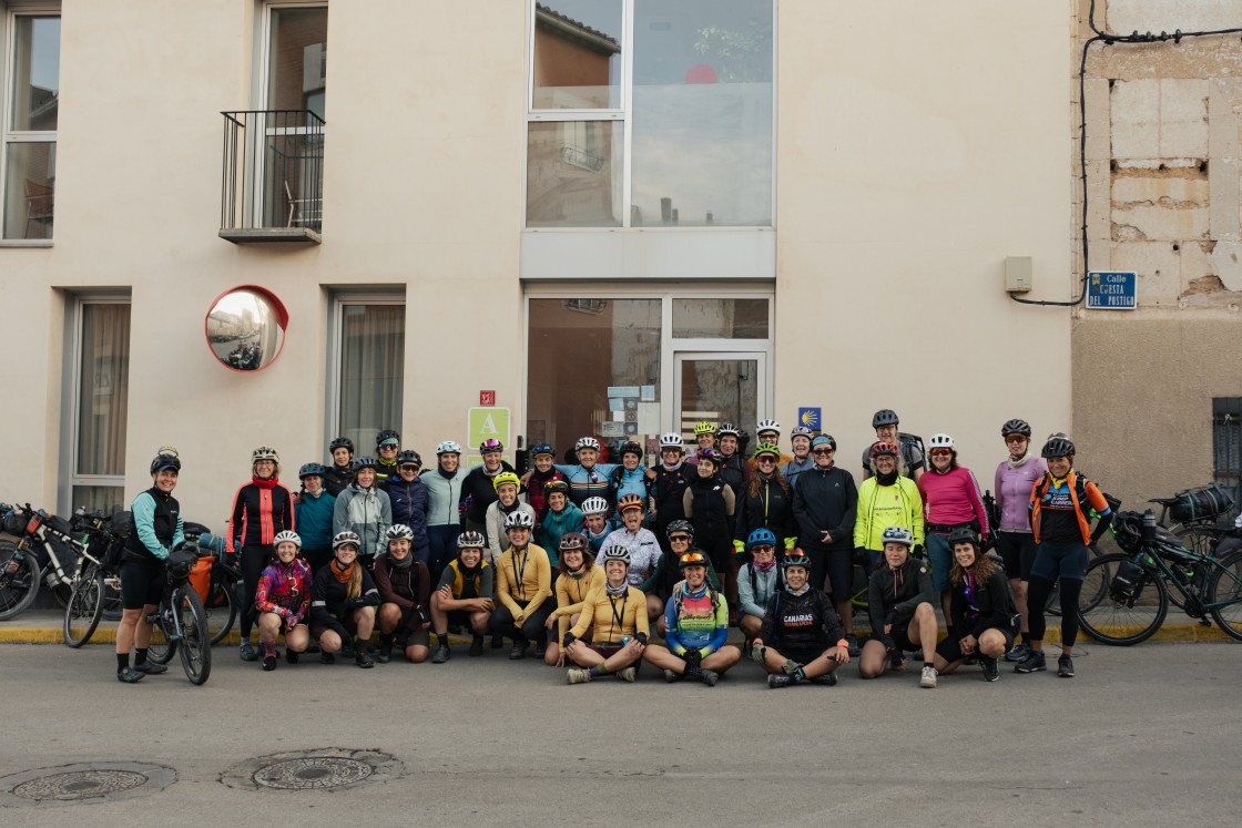 Un rally de ‘bikepacking’ lleva a 50 mujeres a pedalear por la Sierra de Gúdar y el Maestrazgo