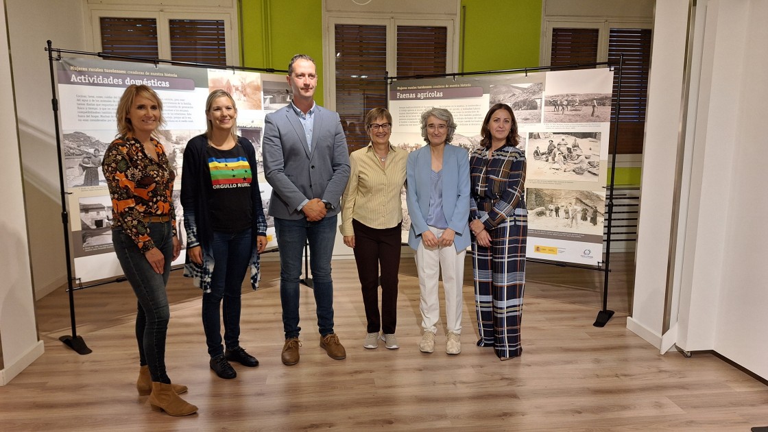 Inaugurada la exposición itinerante del IET sobre el papel de la mujer turolense