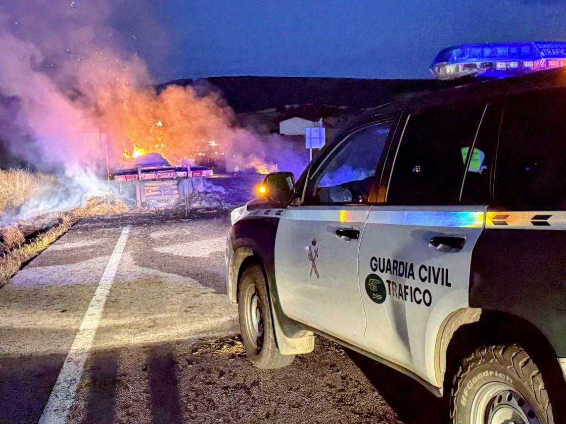 Reabierta la N-211 en sentido Alcolea tras más de seis horas cortada por el incendio de un camión cargado de paja en Pozuel del Campo