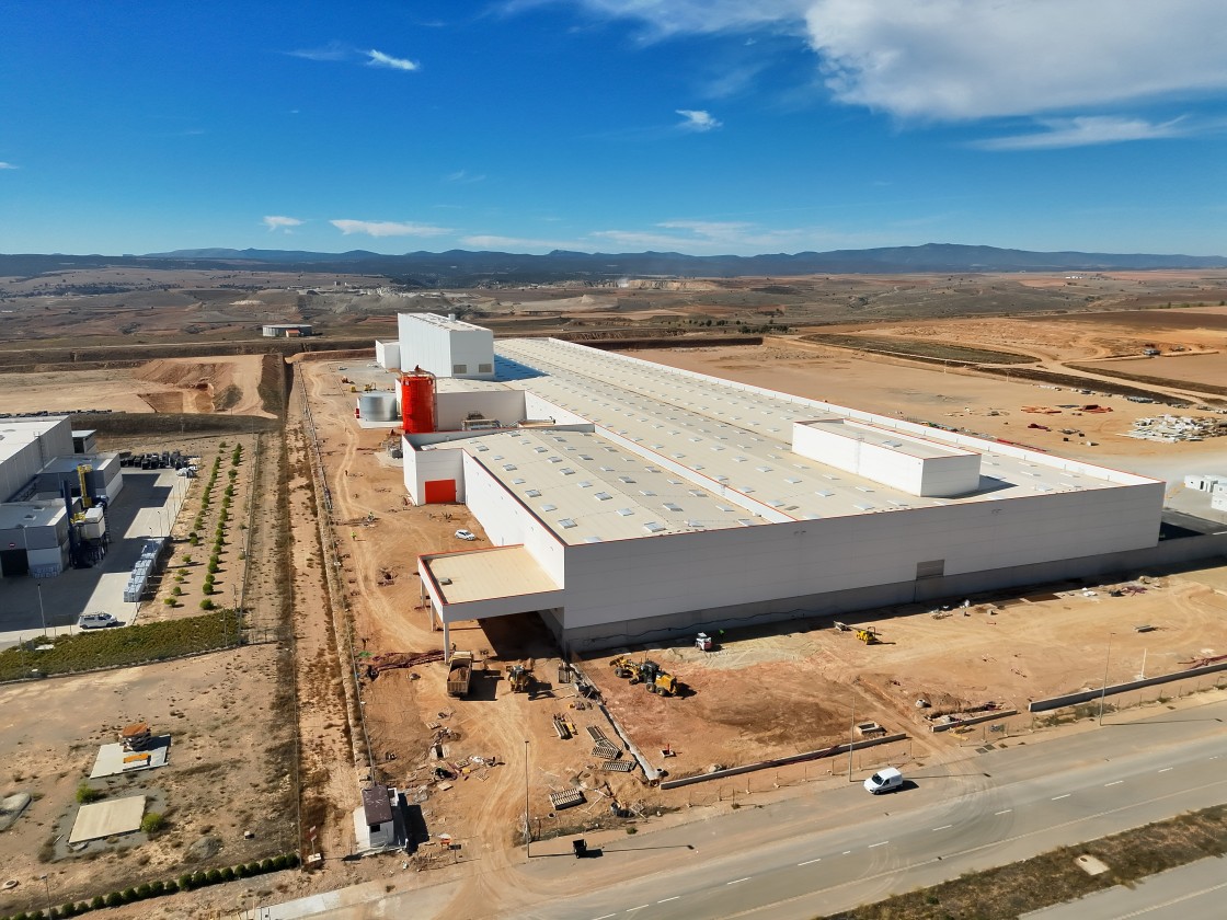 Aratea ultima la instalación de la maquinaria en la fábrica de Platea