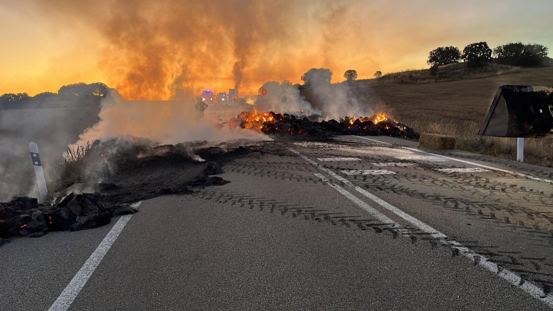 El incendio de un camión corta la N-211 durante horas en Pozuel del Campo