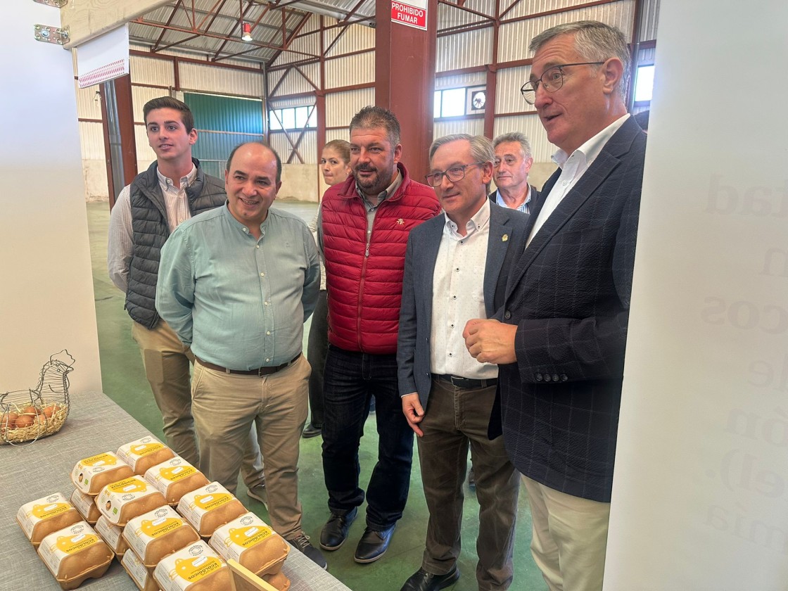 Blasco abre la segunda edición de la Feria de Medio Ambiente y Productos de Proximidad en Villel