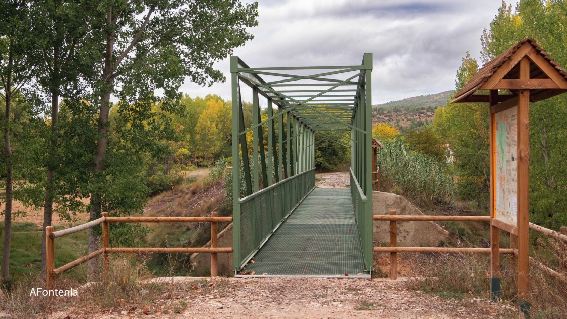 Instalado el puente de paso de la vía verde sobre el Río Martín